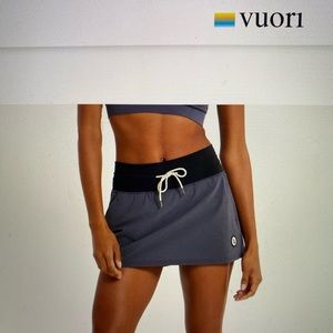 NWTO Vouri scort. Size medium and darling.